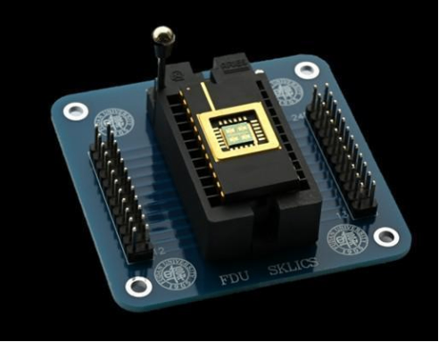 我国科学家研发全球首颗二维-硅基混合架构闪存芯片